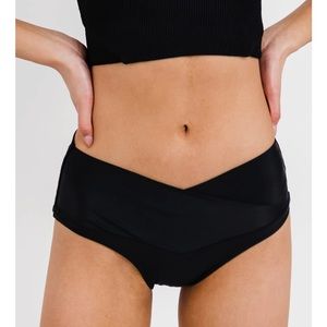 Coral Reef Swim. Voyager Bottoms. Size small, color black. Never been worn!
